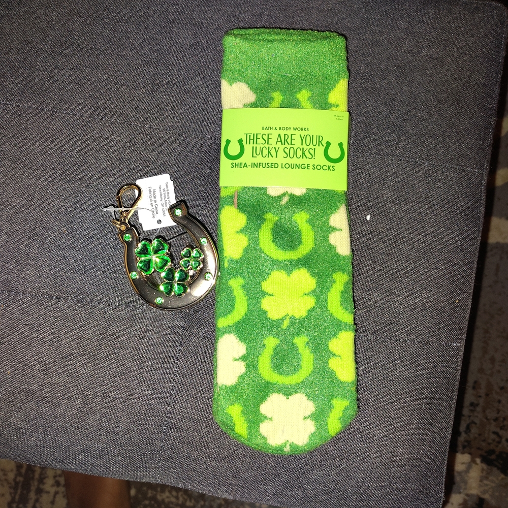 Bath & Body Works Green Clover & Horseshoe Plush Lounge Socks With pocketbac 🍀